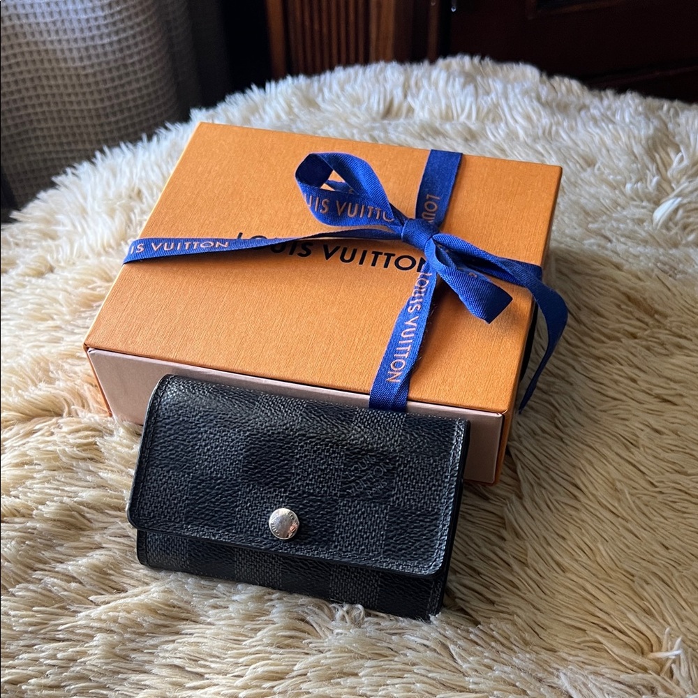 ❤️‍🔥Like New RARE! Louis Vuitton Multicles 6 Key Holder in Damier Graphite